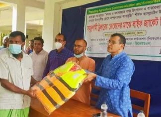 কুকরি মুকরি ২ হাজার জেলের মাঝে লাইফ জ্যাকেট বিতরণ