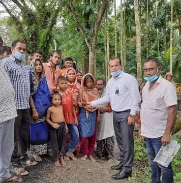বোরহানউদ্দিনের নিহত জেলের পরিবারকে জেলা প্রশাসকের অর্থ সহায়তা