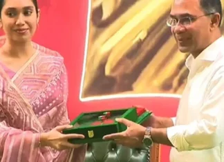 খালেদা জিয়ার স্বাধীনতা পুরস্কার গ্রহণ করলেন নাতনি জাইমা রহমান